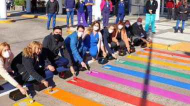 El Hospital El Cruce pintó senda peatonal con los colores del Orgullo