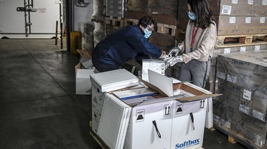 Llegó al país el primer cargamento de vacunas Pfizer