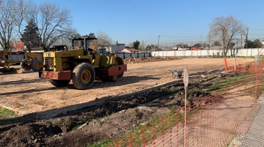 Avanza la construcción de la cancha de hockey en el Polideportivo Néstor Kirchner
