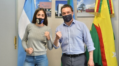 El intendente Watson junto a la boxeadora varelense Lucía Ruiz