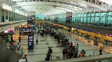 Levantan los cupos para pasajeros que regresan al país en avión