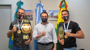 El intendente Andrés Watson junto a campeones mundiales de Kickboxing