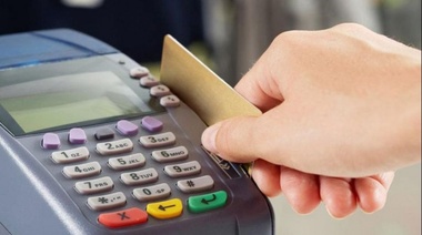 Tarjetas de débito: desde qué monto los bancos deberán informar las compras a la AFIP