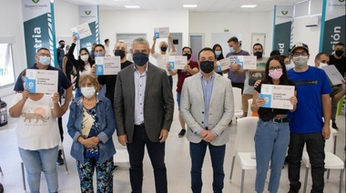 Watson y Ferraresi entregaron créditos para la construcción de viviendas