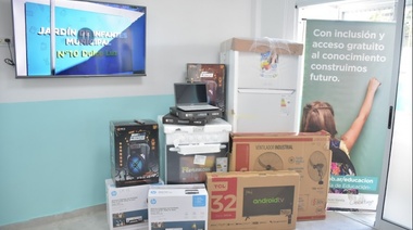 Andrés Watson entregó mobiliario a jardines municipales