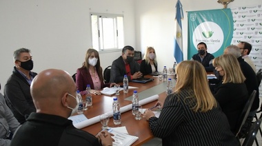 Seguridad: Andrés Watson junto a funcionarios y funcionarias municipales