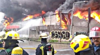 Los Bomberos varelenses, presentes en el voraz incendio en Avellaneda