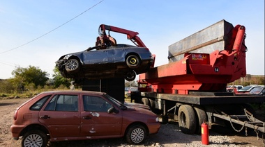 Inició la compactación de vehículos en el depósito judicial municipal