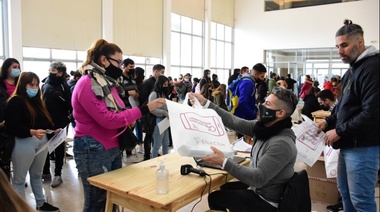 Entregaron tablets a estudiantes universitarios varelenses