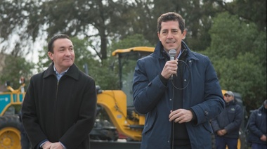 Andrés Watson y Wado de Pedro entregaron maquinarias viales