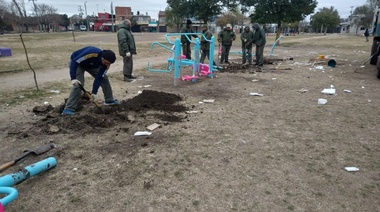 Vandalismo en la plaza del barrio Luján: rompieron los juegos a una semana de su instalación