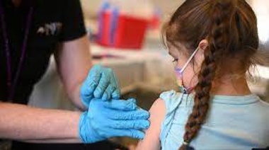 Acuerdan vacunar contra el Covid-19 a niños a partir de los seis meses