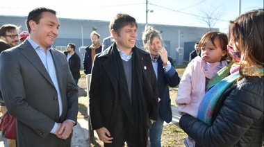 Andrés Watson y Axel Kicillof entregaron viviendas a familias varelenses