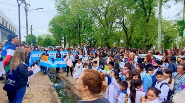Multitudinario abrazo a la Primaria 26 en Bosques tras la golpiza a una docente