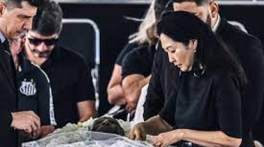 El último adiós a Pelé: una multitud despide al astro brasileño en el estadio del Santos