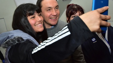 Andrés Watson entregó más de doscientas tablets a chicos y chicas del Programa “Envión”