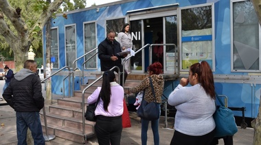 Retiro de DNI en el tráiler del Registro Nacional de las Personas