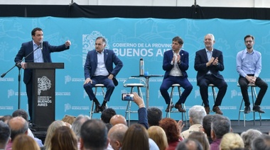 Andrés Watson, Axel Kicillof y Julio Pereyra entregaron escrituras a familias varelenses