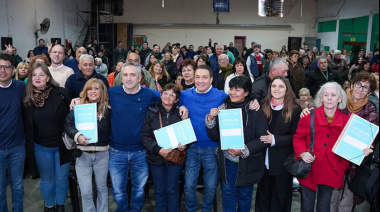 Andrés Watson y Andrés Larroque entregaron 182 escrituras a familias de Florencio Varela