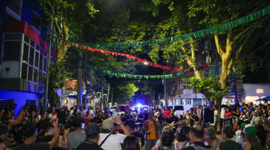 Exitosa nueva edición del Paseo de Navidad en Varela: noche de música y compras en familia hasta la medianoche